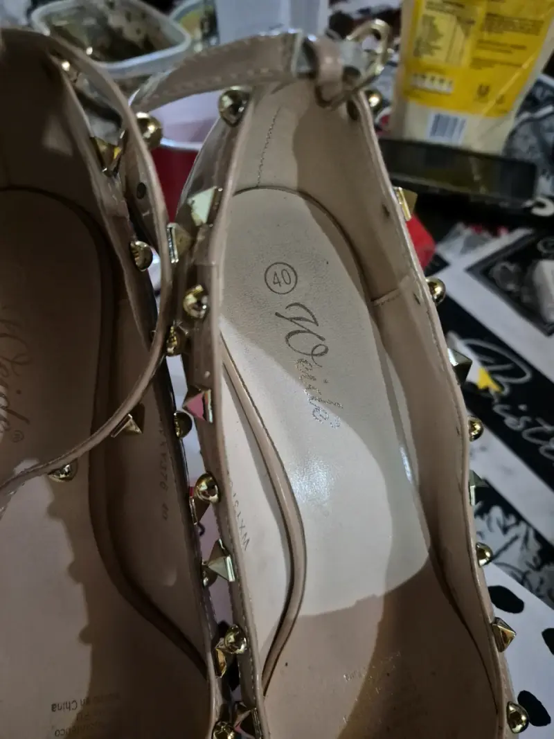 Zapatos de tacón nude con tachas doradas - 4