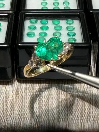 Anillo de oro 18k con esmeralda y diamts ta 6 ymed - miniatura 2
