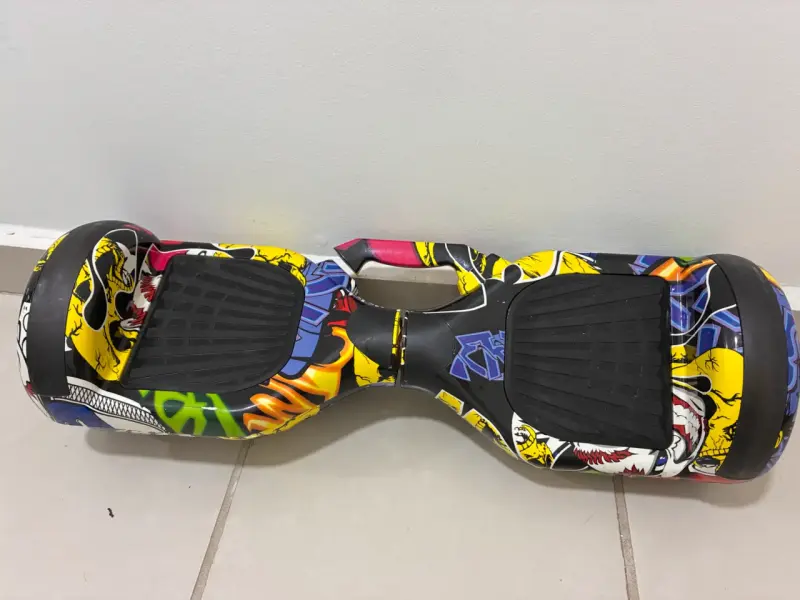 Hoverboard eléctrico con diseño colorido - 1