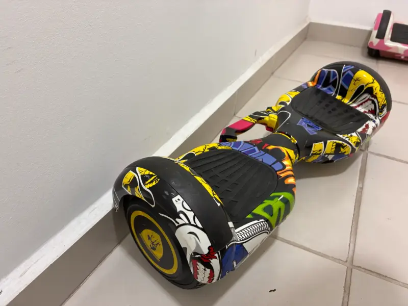 Hoverboard eléctrico con diseño colorido - 2