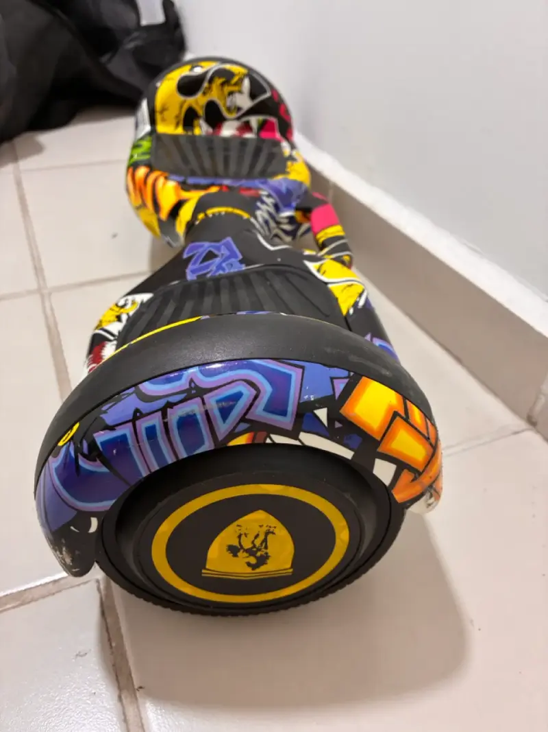 Hoverboard eléctrico con diseño colorido - 3