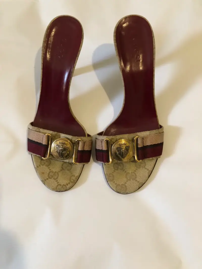 Sandalias Gucci con diseño clásico y hebilla dorada - 1