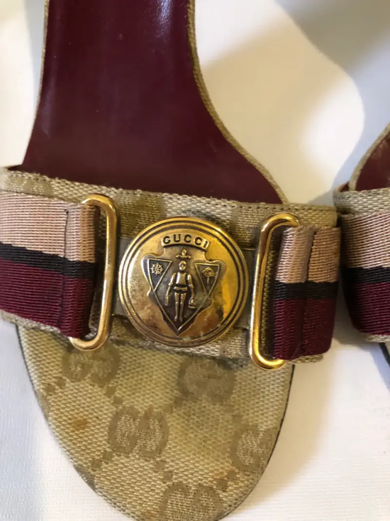Sandalias Gucci con diseño clásico y hebilla dorada - 2
