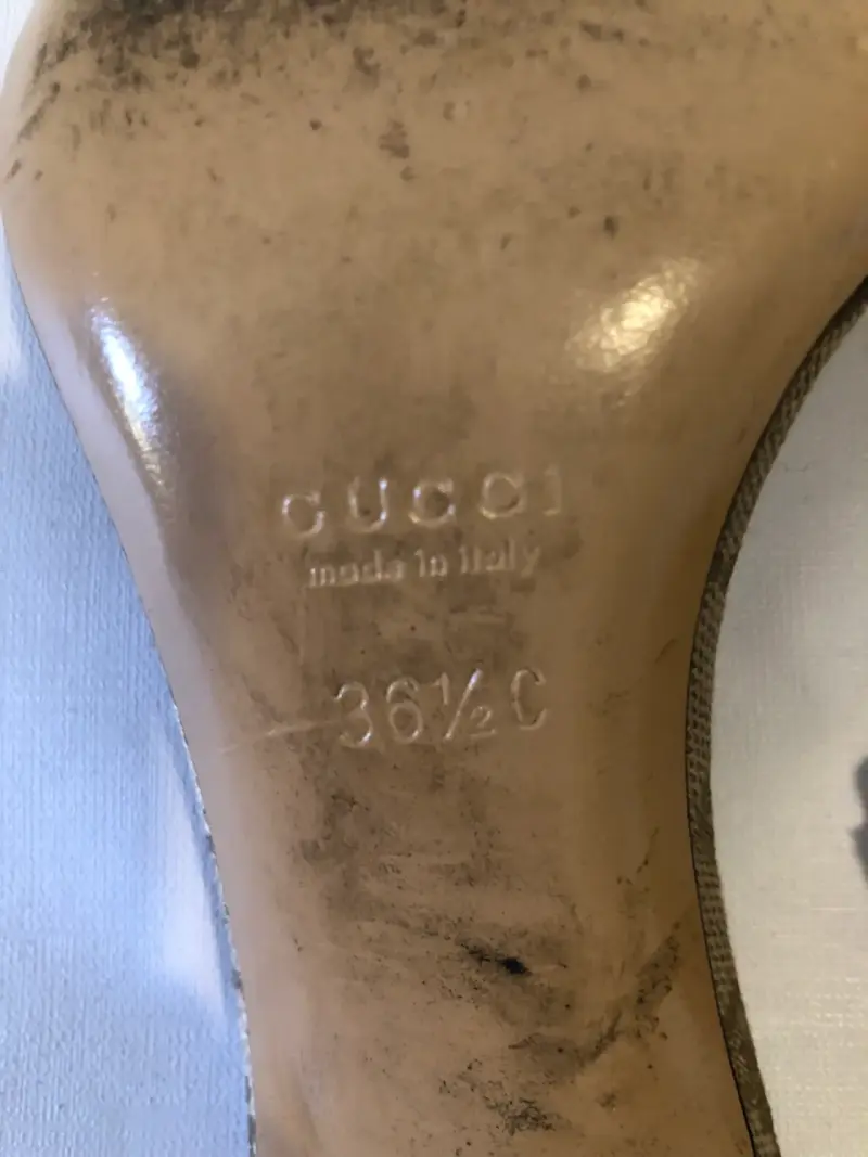 Sandalias Gucci con diseño clásico y hebilla dorada - 3
