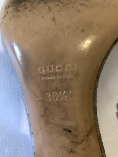 Sandalias Gucci con diseño clásico y hebilla dorada - miniatura 3