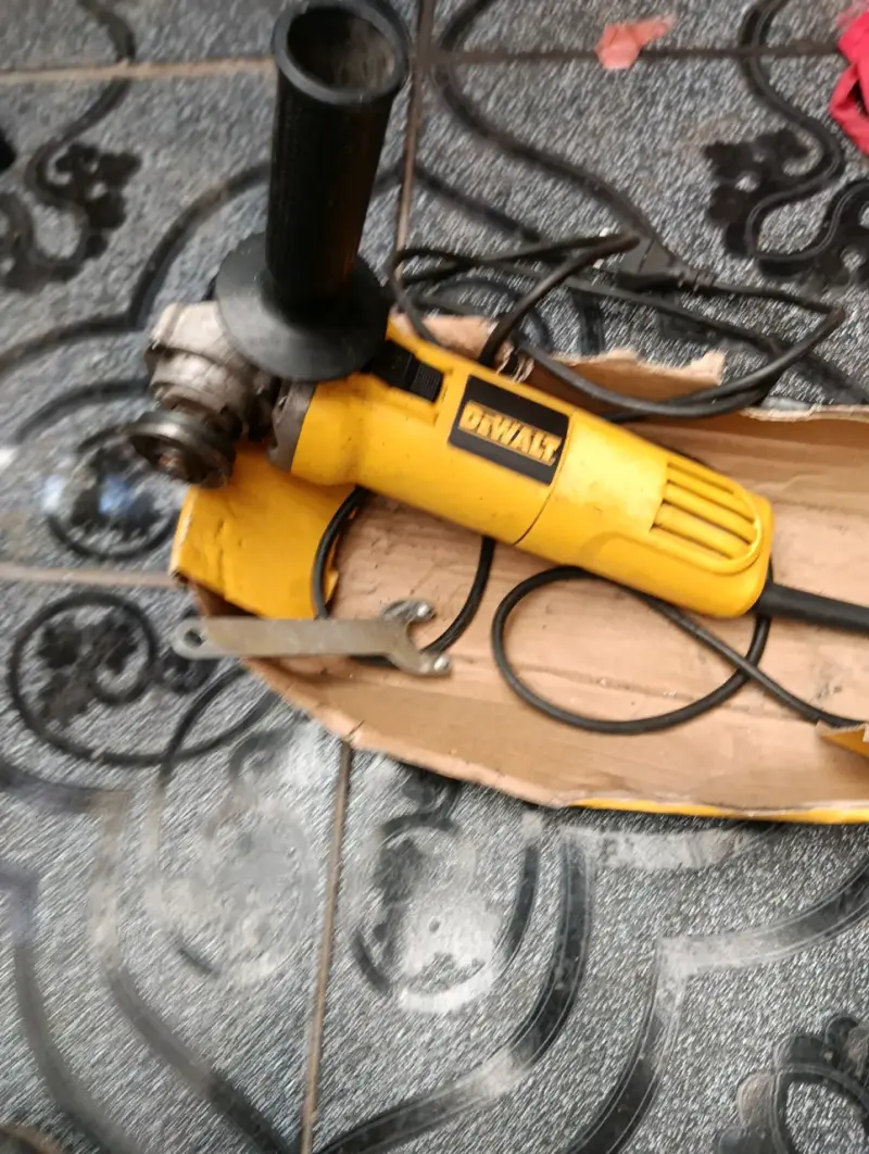 Esmeril angular DeWalt usado en buen estado - 1