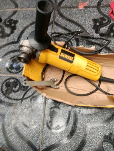 Esmeril angular DeWalt usado en buen estado - miniatura 1