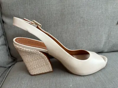 Zapatos de tacón alto beige BENEDUCCI. - miniatura 1