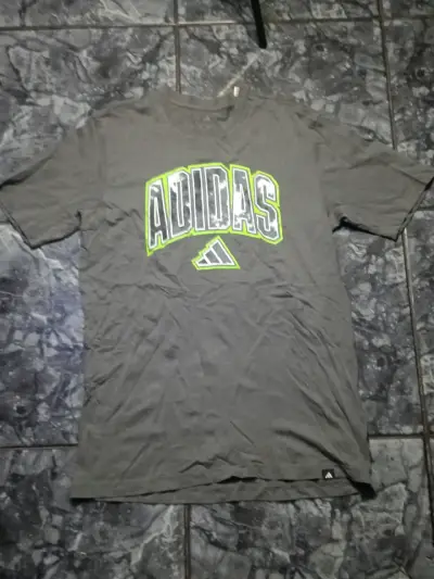 Polera Adidas gris con logo estampado - miniatura 1