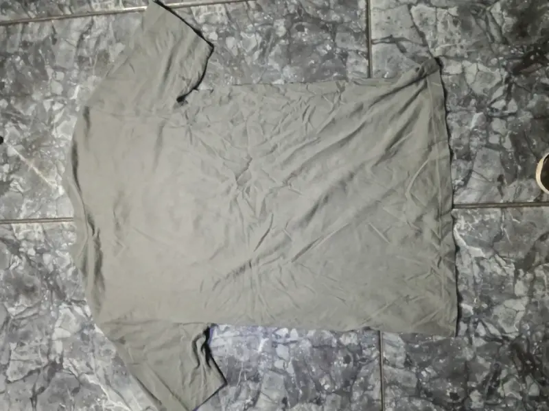 Polera Adidas gris con logo estampado - 2