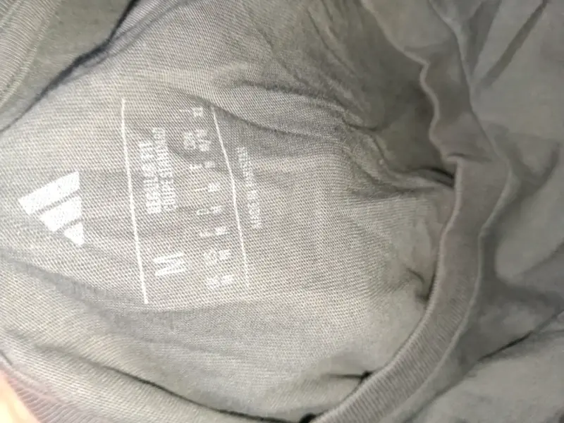 Polera Adidas gris con logo estampado - 3