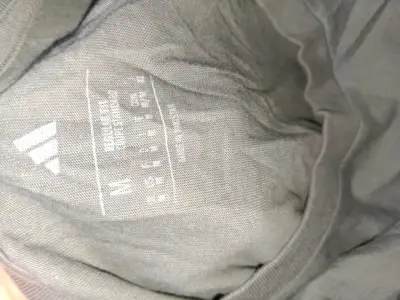 Polera Adidas gris con logo estampado - miniatura 3