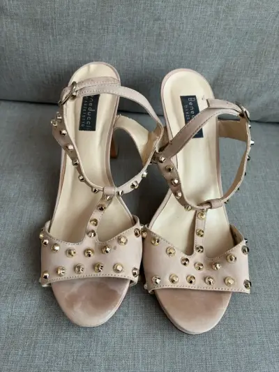 Sandalias de tacón beige con tachas Beneduci - miniatura 1