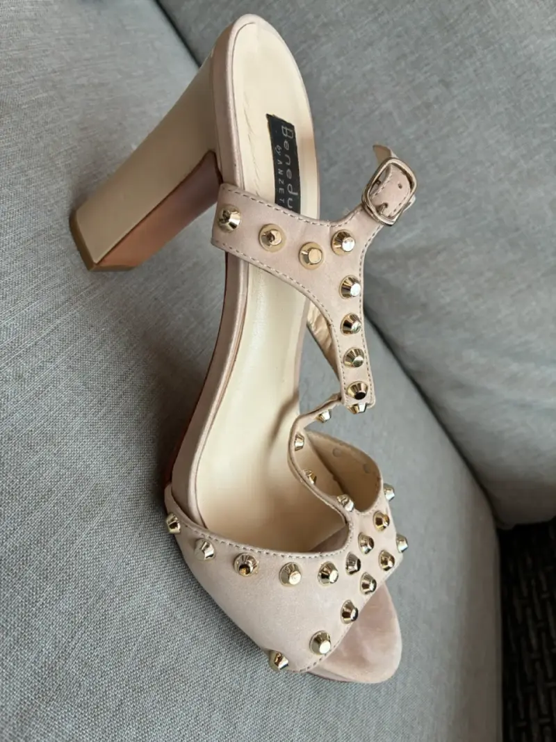 Sandalias de tacón beige con tachas Beneduci - 2