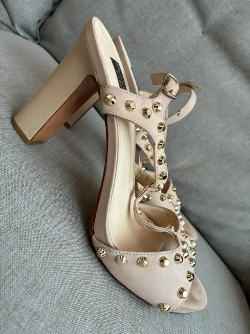 Sandalias de tacón beige con tachas Beneduci - 3