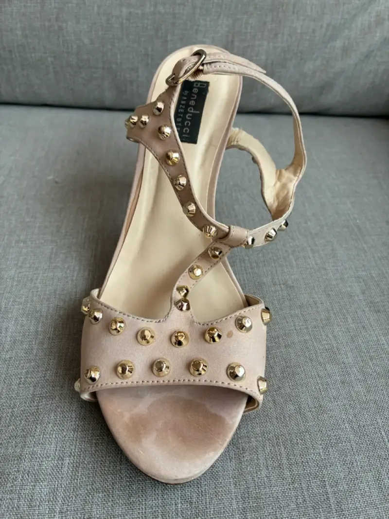 Sandalias de tacón beige con tachas Beneduci - 4