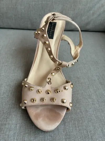 Sandalias de tacón beige con tachas Beneduci - miniatura 4