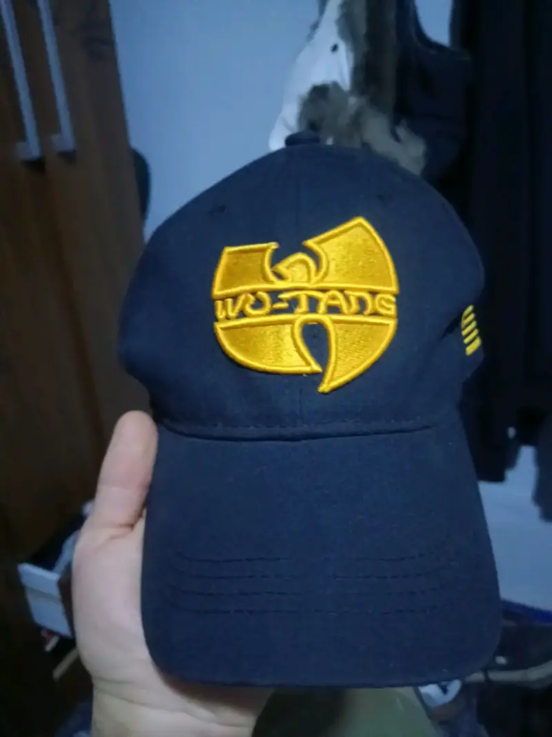 Gorra negra Wu-Tang Clan con bordado amarillo - 1