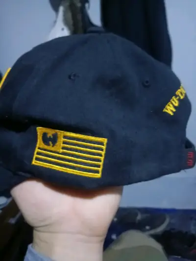 Gorra negra Wu-Tang Clan con bordado amarillo - miniatura 2