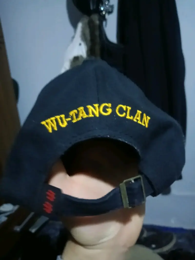 Gorra negra Wu-Tang Clan con bordado amarillo - 3