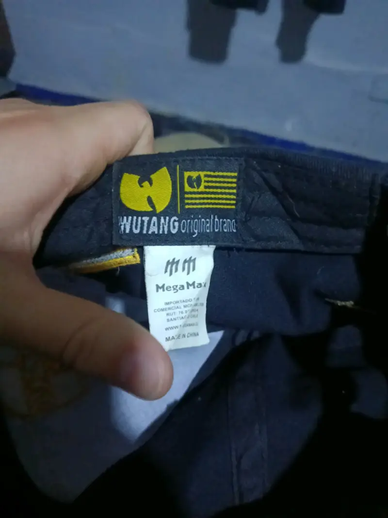 Gorra negra Wu-Tang Clan con bordado amarillo - 4