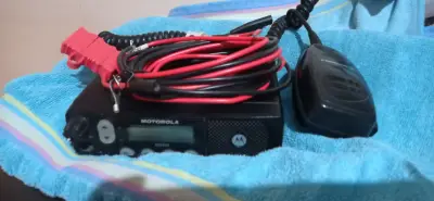 Radio Motorola EM400  + micrófono + cables. - miniatura 1