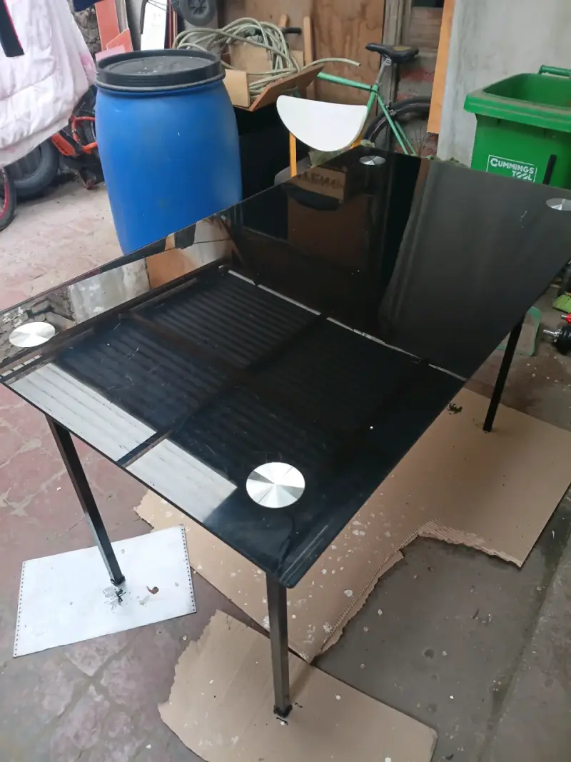 Mesa de comedor moderna de vidrio negro - 4