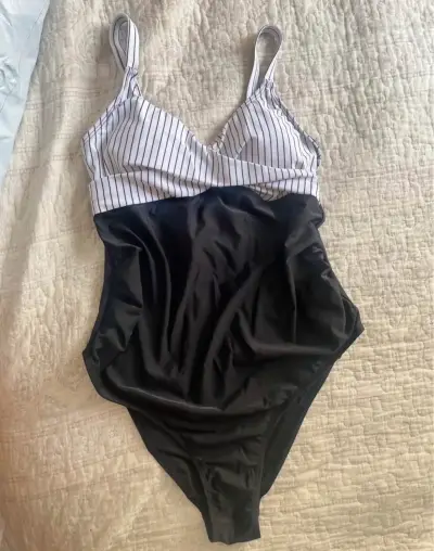 Traje de baño con diseño a rayas SHEIN talla M - miniatura 4