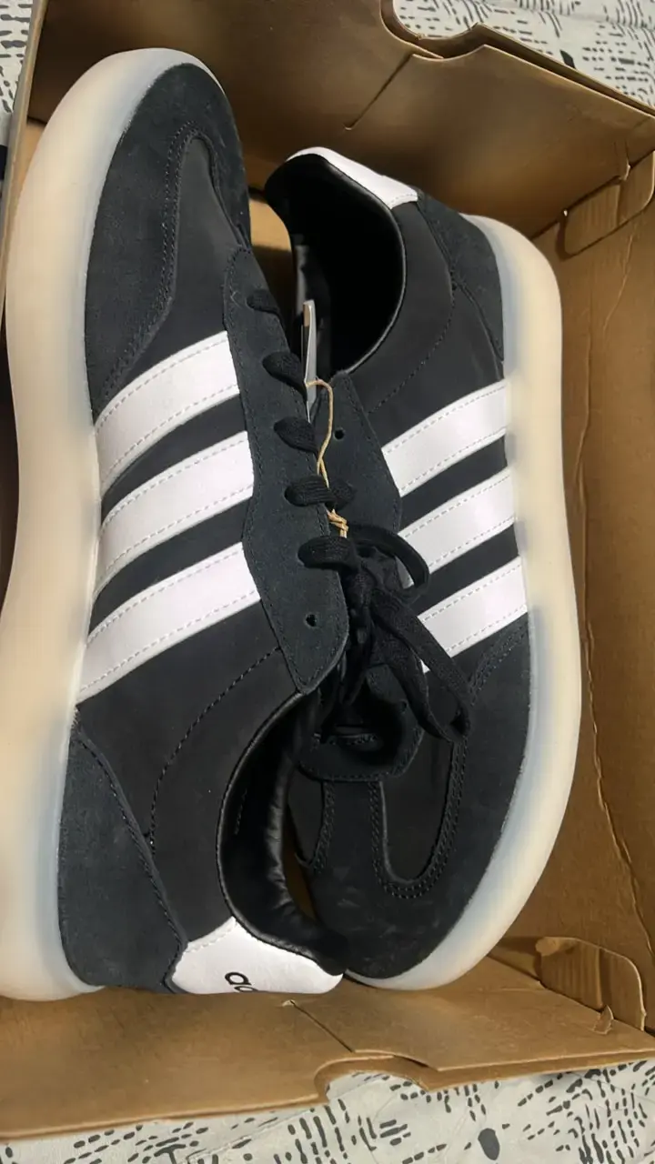 Zapatillas deportivas negras Adidas con franjas blancas - 1