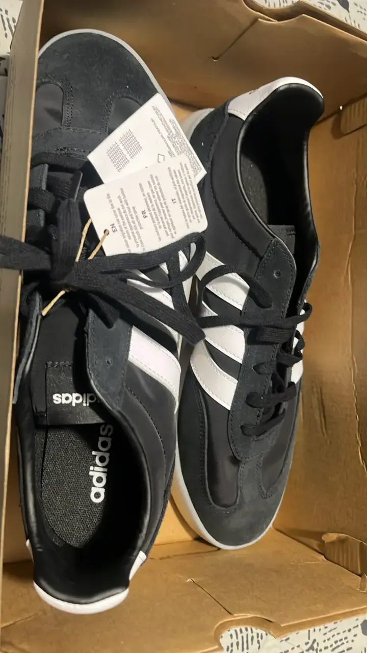 Zapatillas deportivas negras Adidas con franjas blancas - 2