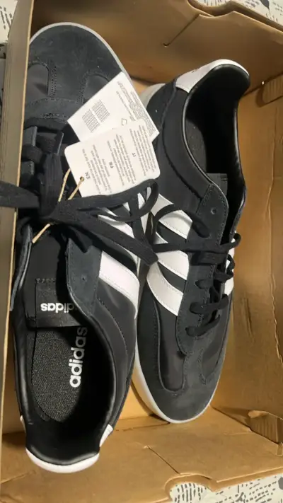 Zapatillas deportivas negras Adidas con franjas blancas - miniatura 2