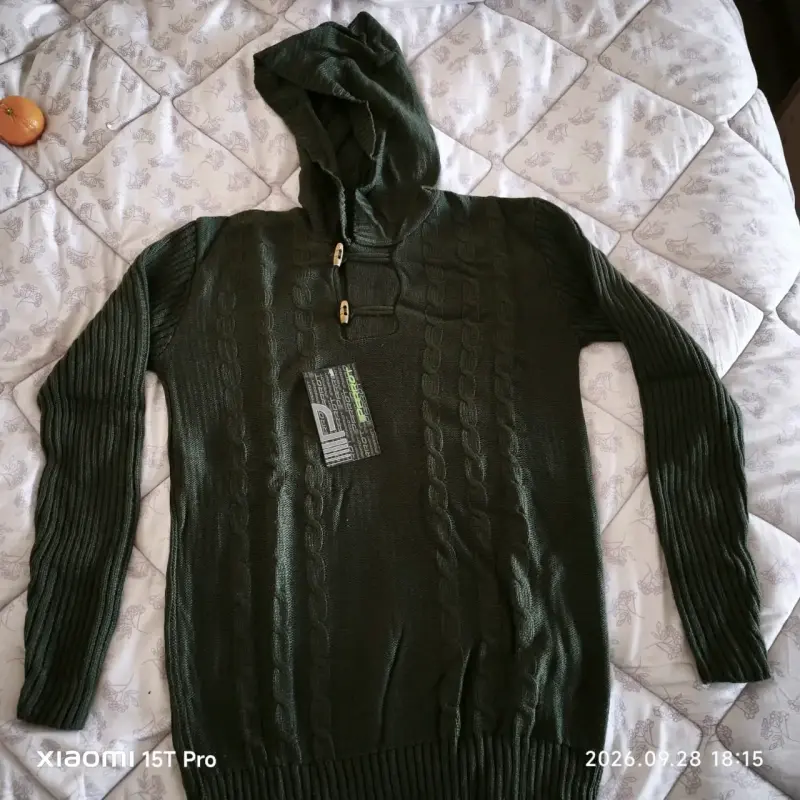 Suéter verde con capucha para hombre - 1