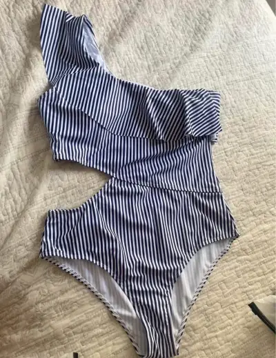 Traje de baño de volantes a rayas SHEIN talla L - miniatura 3