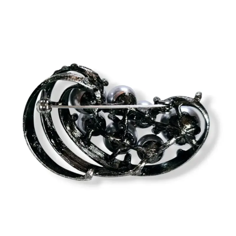 Broche elegante con perlas plateadas - 2