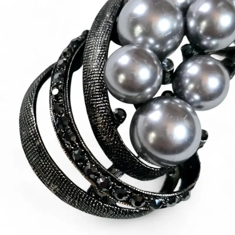 Broche elegante con perlas plateadas - 3