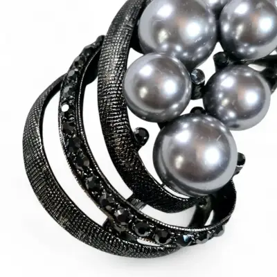 Broche elegante con perlas plateadas - miniatura 3