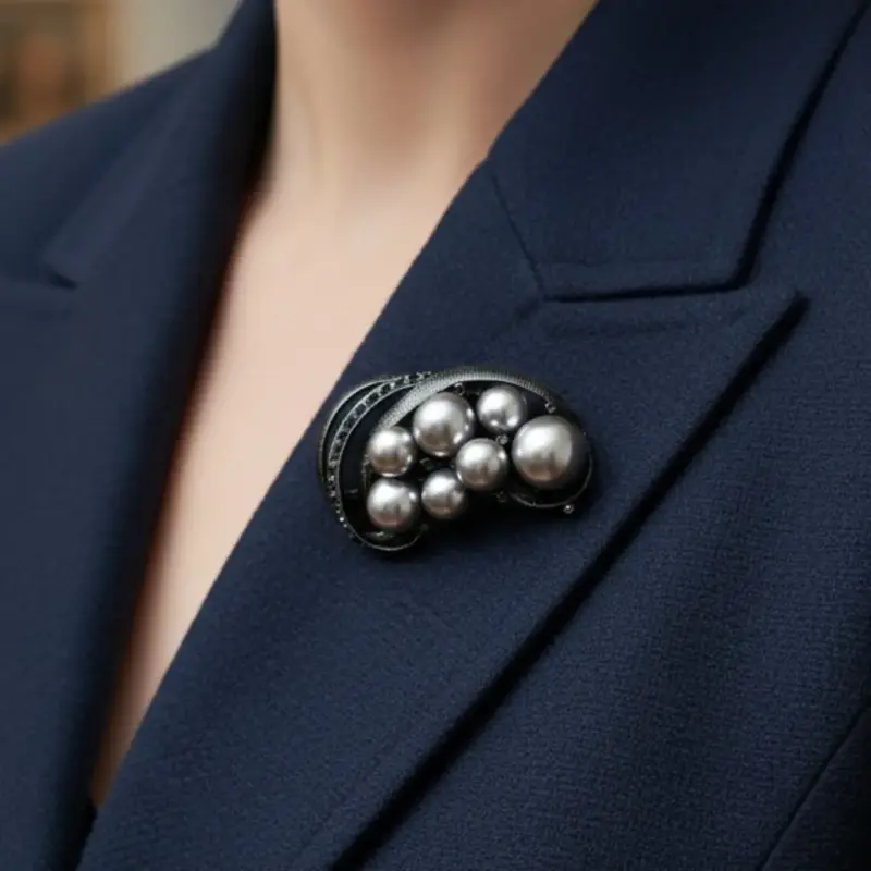 Broche elegante con perlas plateadas - 4
