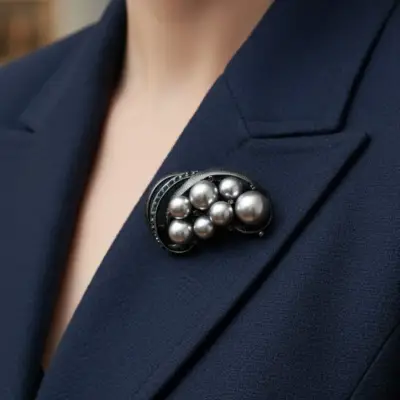 Broche elegante con perlas plateadas - miniatura 4
