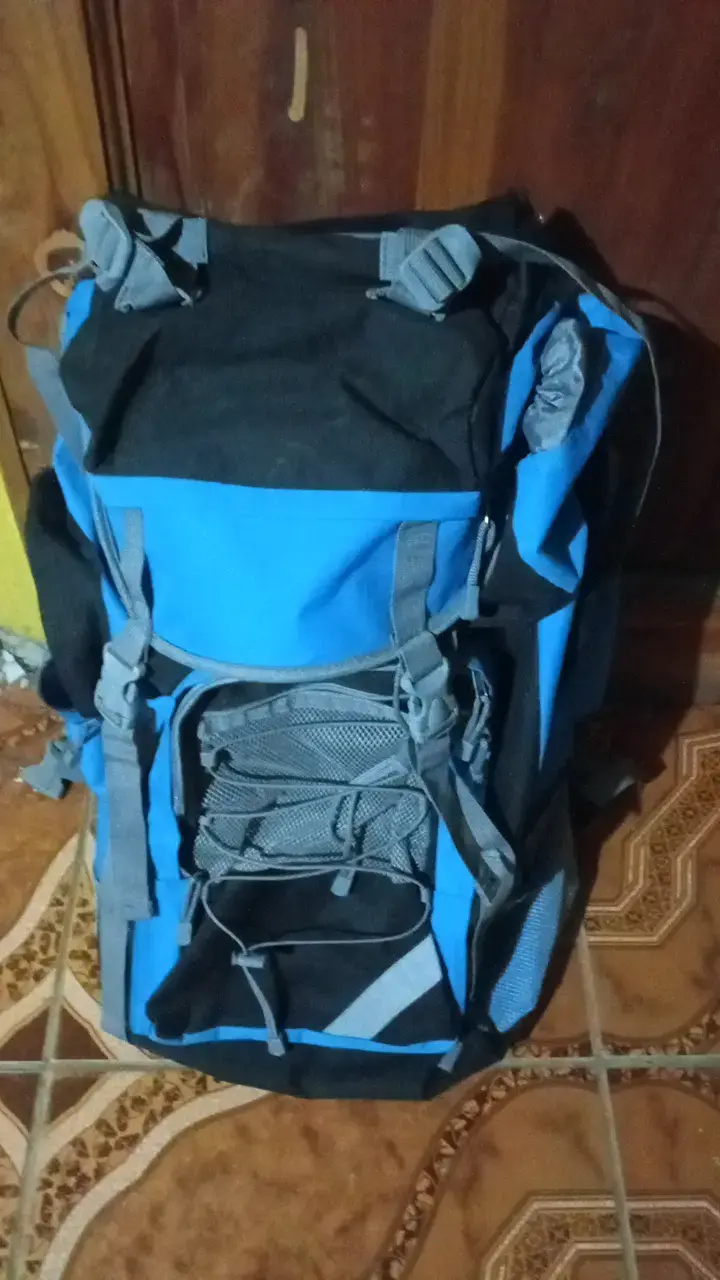Mochila de senderismo azul y negra