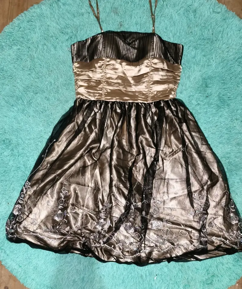 Vestido de fiesta elegante negro y dorado - 1