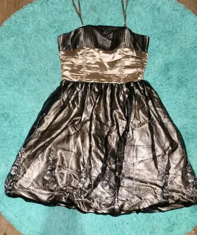 Vestido de fiesta elegante negro y dorado - miniatura 1