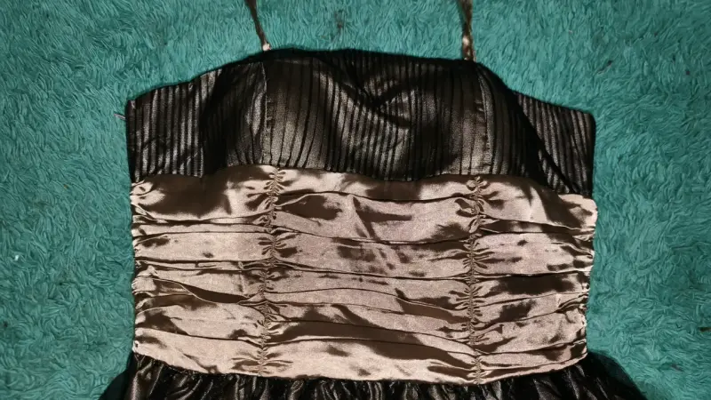 Vestido de fiesta elegante negro y dorado - 2