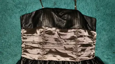Vestido de fiesta elegante negro y dorado - miniatura 2