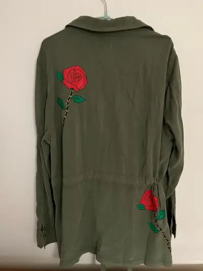 Chaqueta verde militar con bordado de rosas Lauren Moshi - miniatura 5