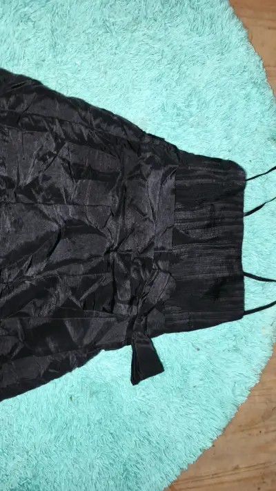 Vestido negro elegante con tirantes - miniatura 1