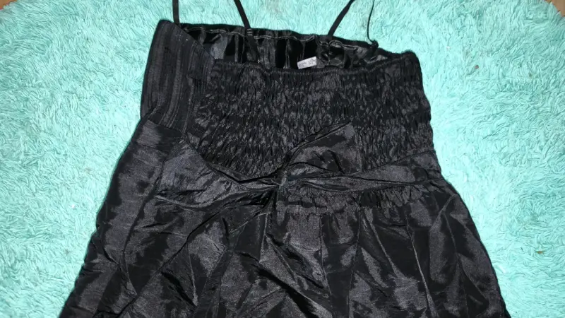 Vestido negro elegante con tirantes - 2