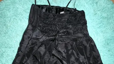 Vestido negro elegante con tirantes - miniatura 2