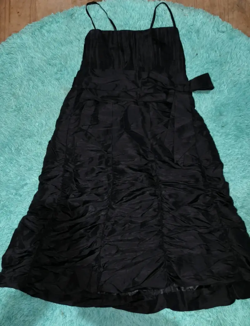 Vestido negro elegante con tirantes - 3