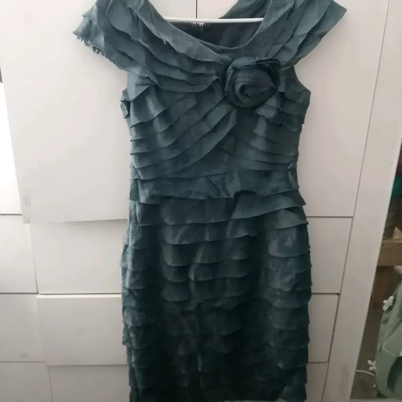 Vestido de fiesta azul con volantes y flor - 1