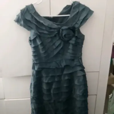 Vestido de fiesta azul con volantes y flor - miniatura 2